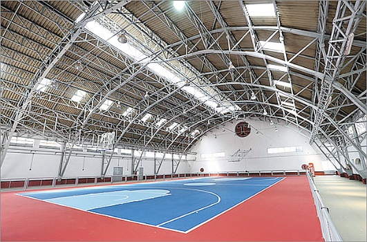 O centro esportivo conta com cinco ginsios, quadras de tnis, de basquete e poliesportivas,