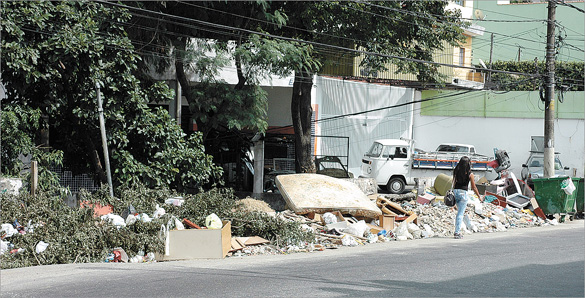 Pontos de lixo e entulho na Avenida Cantdio Sampaio